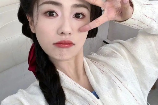 吃瓜（chī guā）网络流行词最早源于2016年出现的“吃瓜群众”一词。其含义为在网络环境中用来表示一种事不关己高高挂起、能满足自己的好奇心的一种状态因此网友们戏称自己为“群众”。而“瓜”则表示某个