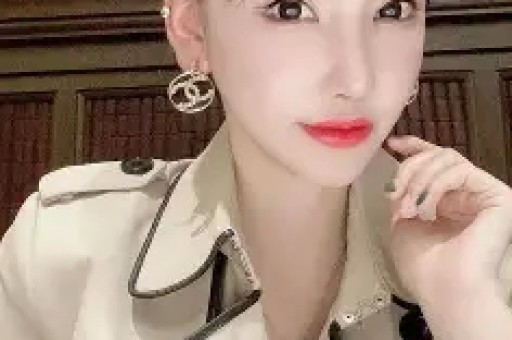 65岁周华健和老婆康粹兰在英国伦敦一家华人餐馆吃粉精气神十足